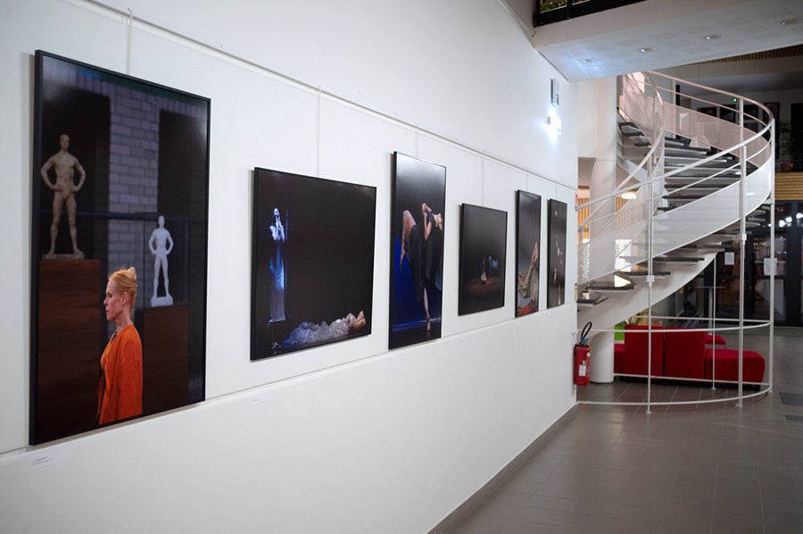 Photographie d'une scène de danse de Carolyn Carlson, illustrant l'exposition 'Une danse photo-graphique' par Laurent Paillier